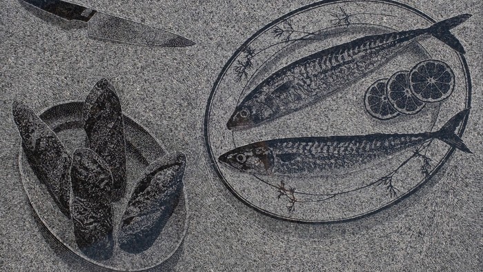 Billede af fisk, citron og kniv på bord.