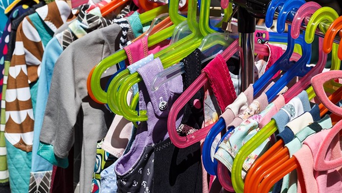 Bunte Kleiderbügel mit verschiedenen Kleidungsstücken