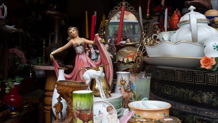 Vielseitige Sammlung von antiken Figuren, Vasen und Schalen