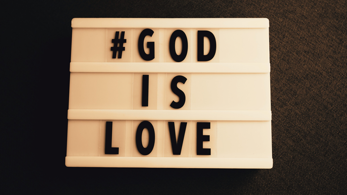 Das Schild zeigt die Botschaft "#GOTT IST LIEBE".