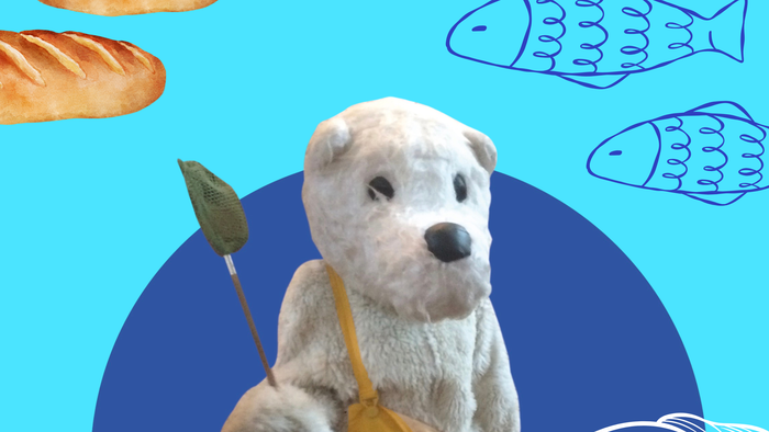 En bjørn med guldguldstøv og en bjørnehat klædt i guldguldstøv står på et blåt skjold med billeder af brød og fisk