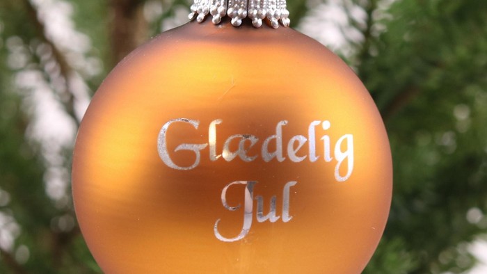 Gul glædelig jul kugle på juletree