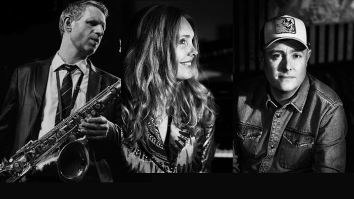 Tre personer, der poser sammen, hvor den ene holder en saxofon.