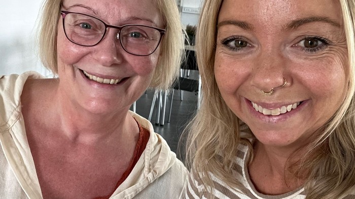 To kvinder tager selfie i køkken