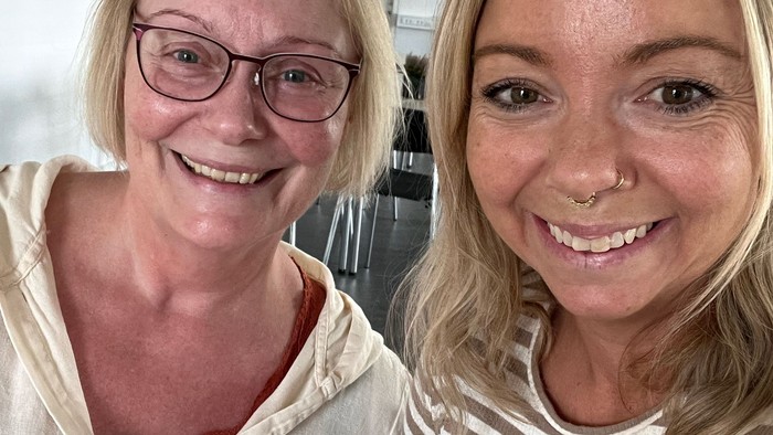 To kvinder tager selfie i køkken