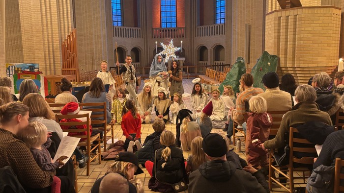 Gudstjeneste med børnekor, der optræder.