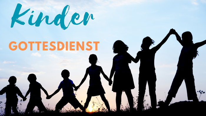 Kinder halten sich an den Händen und stehen auf einem Hügel bei Sonnenuntergang