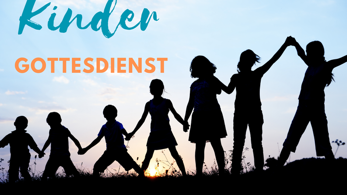 Kinder halten sich an den Händen und stehen auf einem Hügel bei Sonnenuntergang