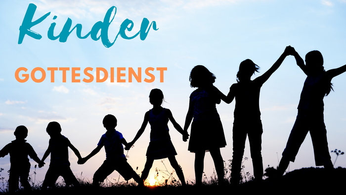 Kinder halten sich an den Händen und stehen auf einem Hügel bei Sonnenuntergang