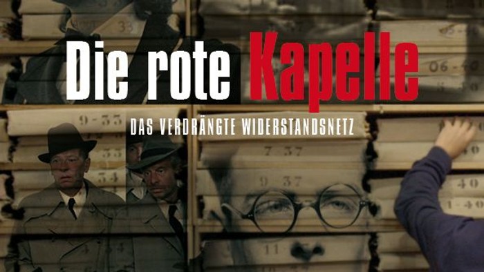 Der Filmplakat zeigt eine Wand mit alten Fotos und eine Hand, die nach einem Bild greift.