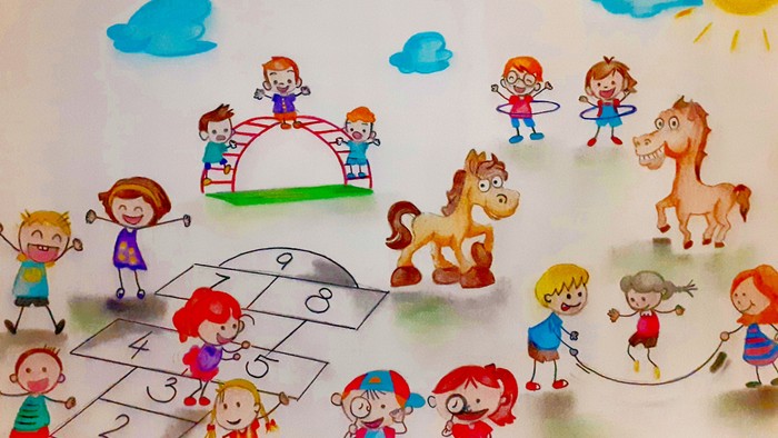 Kinder spielen im Freien mit Pferden und auf einem Trampolin