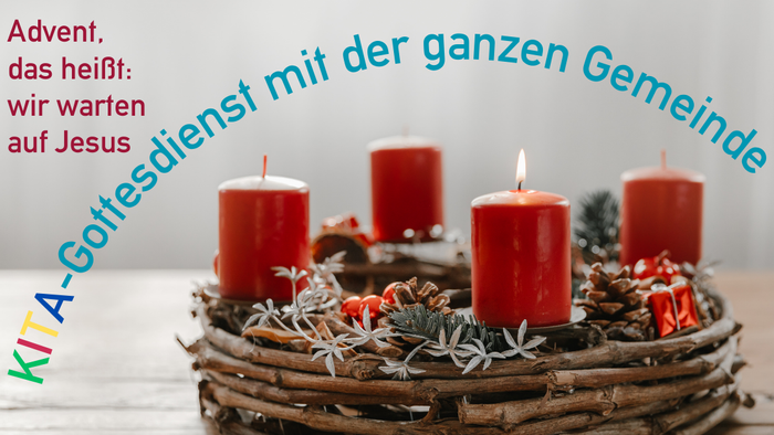 Adventsgesteck mit vier brennenden Kerzen und Weihnachtsdekorationen