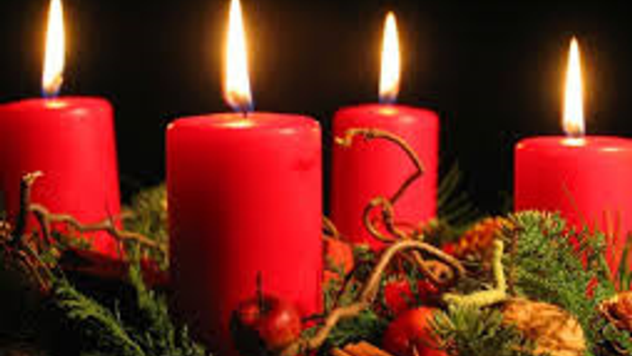Fire røde lys på juledekor.
