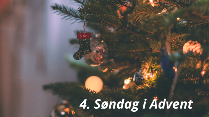 Juletræ med lys og pynt, hvor et af pyntetingene er mærket 