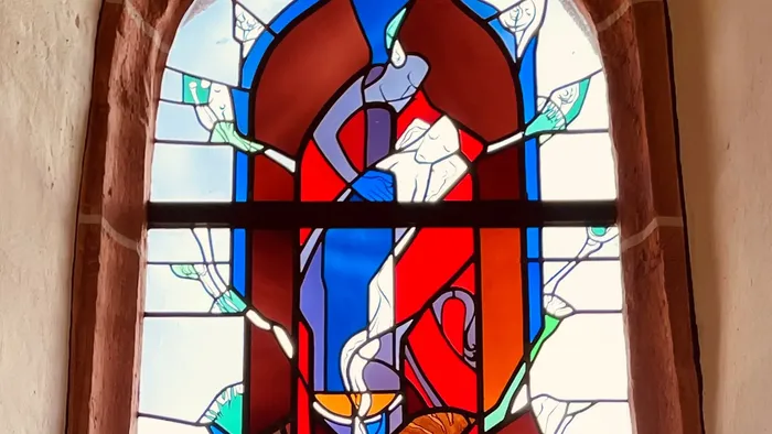 Buntglasfenster mit Darstellung religiöser Figuren