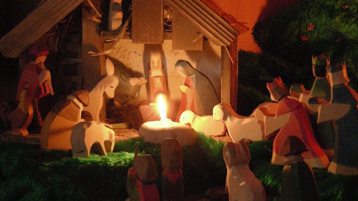 Eine Weihnachtskrippe mit Figuren und Tieren in einer Stallenszene.