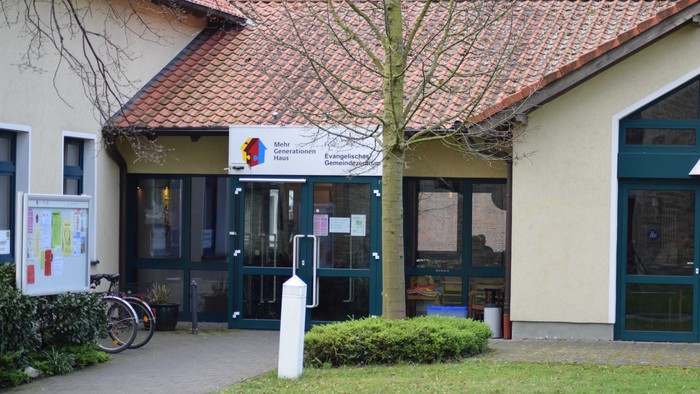 Es ist der Haupteingang des Mehrgenerationenhauses zu sehen mit der Automatiktür.