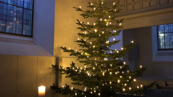 Weihnachtsbaum in Kirche mit Kerze