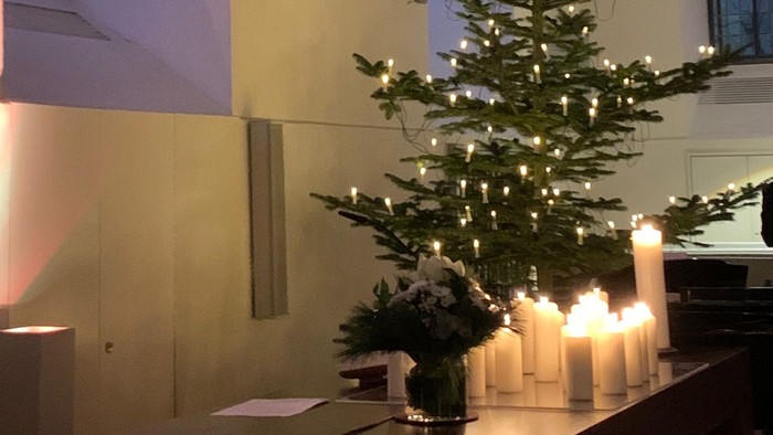 Ein geschmückter Weihnachtsbaum in einem hell erleuchteten Raum