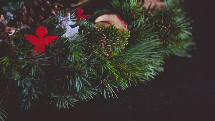 Ein Weihnachtsbaumzweig mit roten und weißen Schmuckstücken