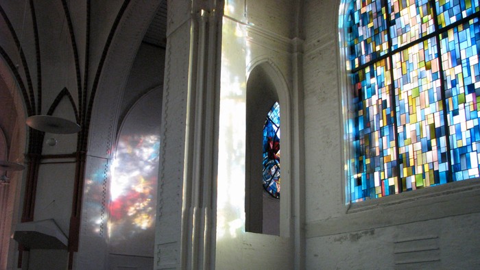 Bunte Kirchenfenster in einem hohen Raum