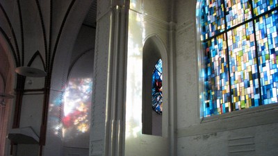 Bunte Kirchenfenster in einem hohen Raum