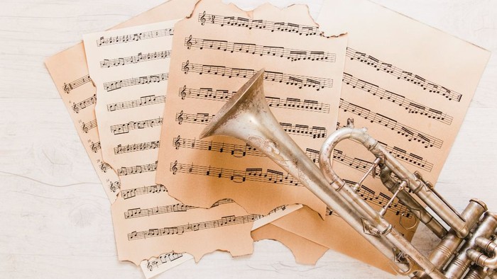 Ein Blechblasinstrument liegt auf Notenblättern