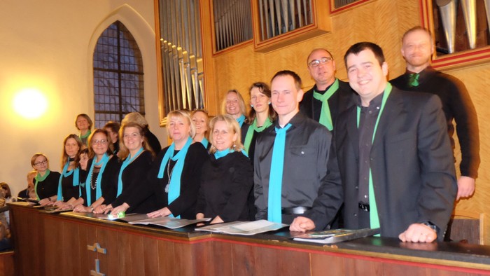 Ein Kirchenchor posiert vor dem Altar
