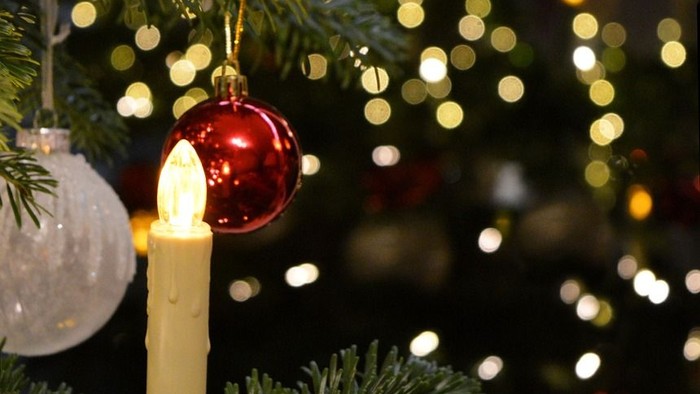 Weihnachtsbaum mit roten Kugeln und Kerzenlichtschmuck