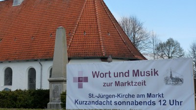Bannertafel vor Kirche: "Wort und Musik zur Marktzeit"