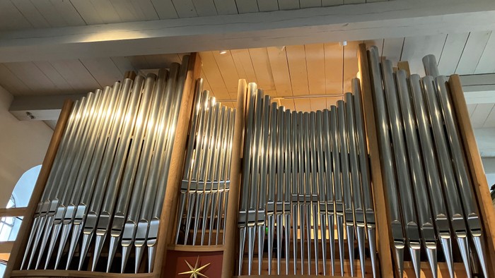 Große Kirchenorgel mit zahlreichen Pfeifen und Holzverkleidung