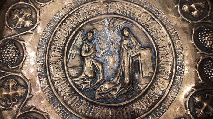 Die Taufschale in der St. Nicolai-Kirche, darauf zu sehen die Verkündigung des Engels an Maria