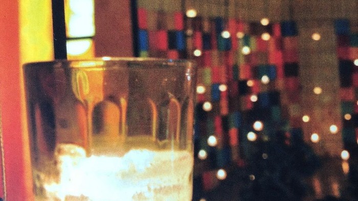 Kerzenschein in einer Kirche