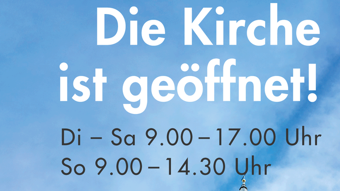 Ankündigung für Kirchenöffnungszeiten mit Kirchturm und Himmel im Hintergrund