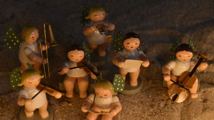 Sechs Holzfiguren spielen Musikinstrumente
