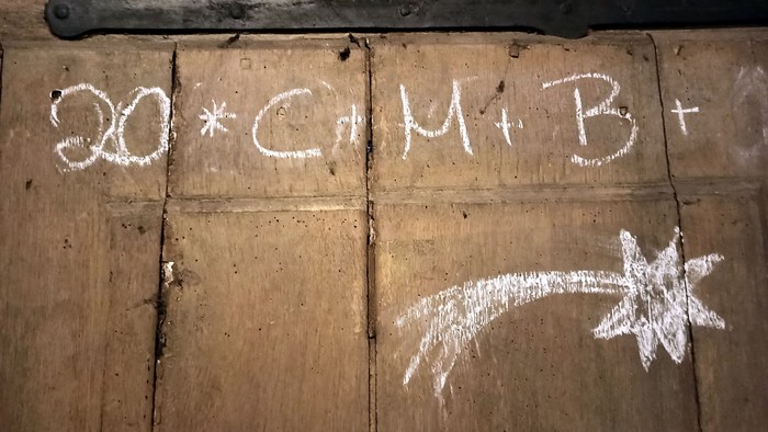 Auf einer Holzwand steht die Gleichung 30*C+M+B+ und ein Stern.