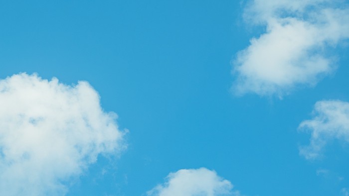 Weiße Wolken vor blauem Himmel