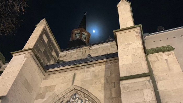 Gotisches Kirchenfenster bei Nacht, Mond am Himmel
