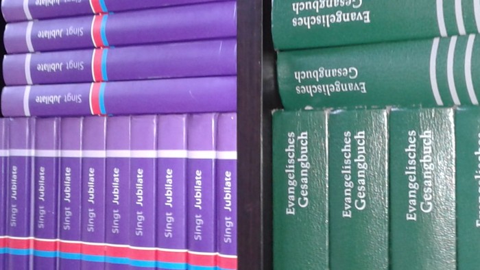 Bücherregal mit grünen und violetten Büchern