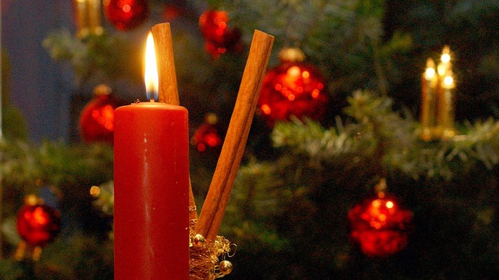 Weihnachtliche Dekoration mit Kerze und Christbaumkugeln