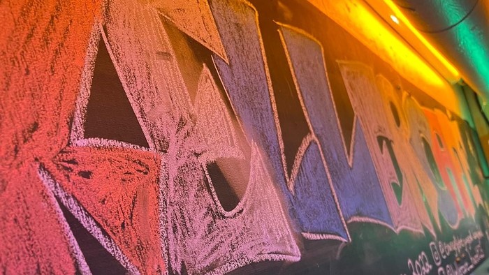 Bunte Grafiken und weißer Text auf schwarzer Tafel