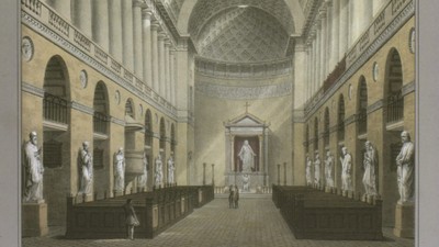 Stort historisk museumssal med klassiske statuer under et prægtigt hvælvet loft.