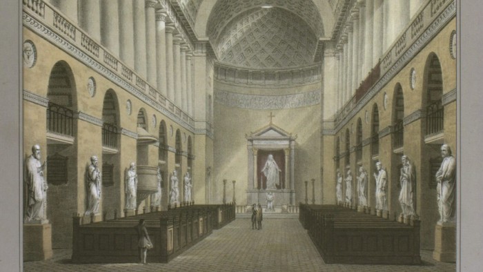Stort historisk museumssal med klassiske statuer under et prægtigt hvælvet loft.