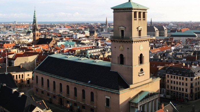 Bybillede med fremtrædende kirke og omgivende bygninger.