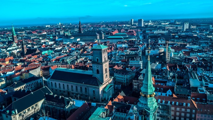 Munichs bygningsværks skyer sig over byen med mange røde tag og høje tårne.