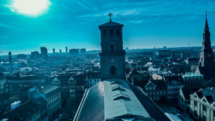 Byen med kirke og skyline