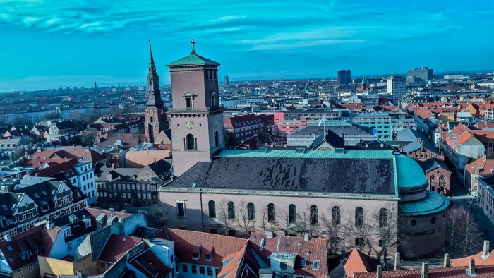 Byen med domkirke og mange røde tag.