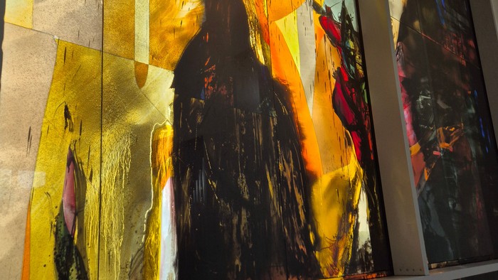 Morgensolen lyser gennem kirkens altervindue, der er udført af kunstneren Maja Lisa Engelhardt.