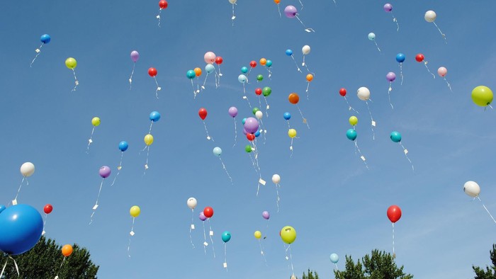 Farbenfrohe Ballons im klaren blauen Himmel.