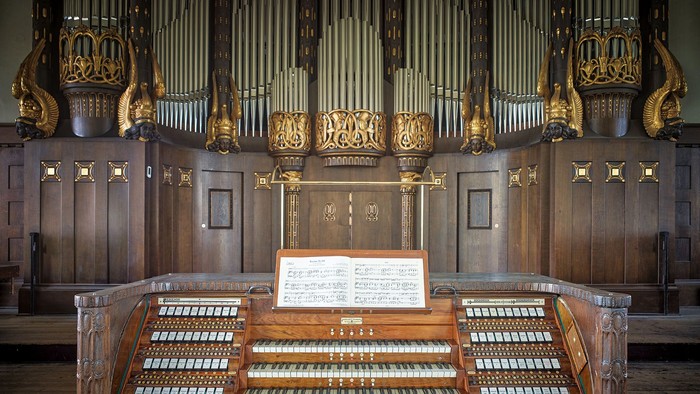 Große Kirchenorgel mit verzierten Pfeifen und einem großen Tastenfeld